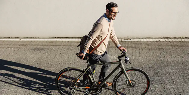 Modernus vyras su dviračiu